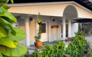 Kappad Beach House by Kisah Stays – a beautifully designed name board displayed in the veranda overlooking the serene courtyard. Surrounded by lush greenery and a peaceful coastal ambiance, the board welcomes guests to this luxurious beachfront retreat in Kozhikode, Kerala.